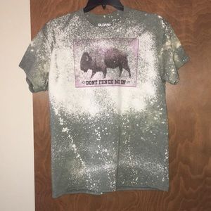 Gildan L distressed buffalo tee shirt